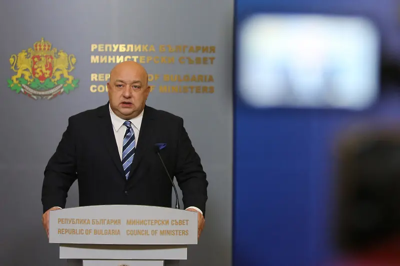 Депутати питат Кралев: Защо тотото иска да спонсорира частния 