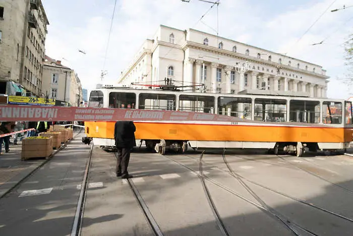 Жена пострада след като трамвай дерайлира в София