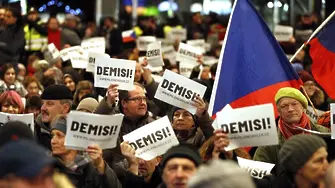 Поне 50 000 искат оставката на Бабиш в Чехия (ВИДЕО)