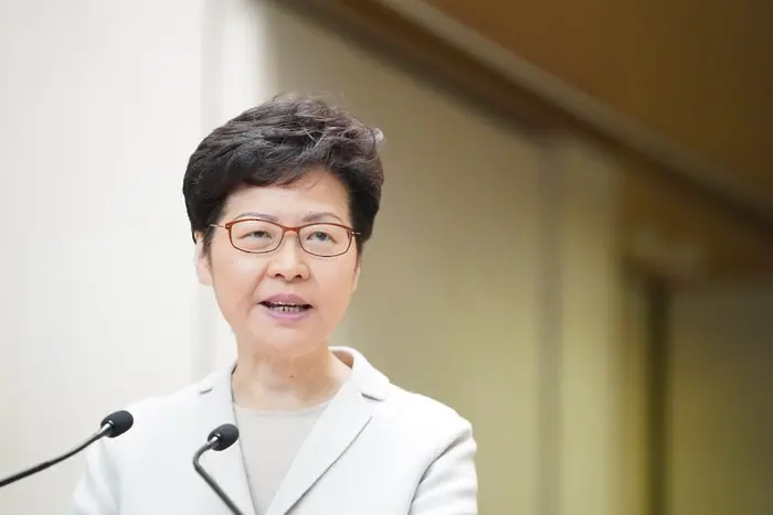 Лидерката на Хонгконг се разкайва, но не отстъпва