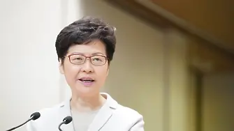 Лидерката на Хонгконг се разкайва, но не отстъпва