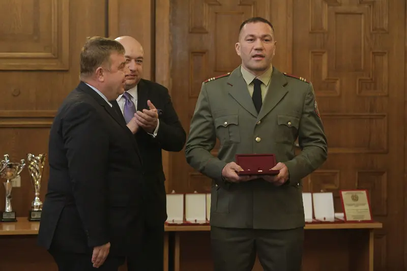 Кубрат Пулев стана лейтенант (СНИМКИ)