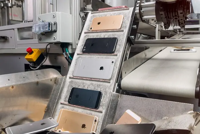 Apple ще рециклира айфони с роботизирана поточна линия