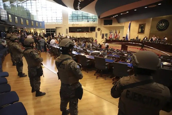 Армията на Ел Салвадор окупира парламента (ВИДЕО)