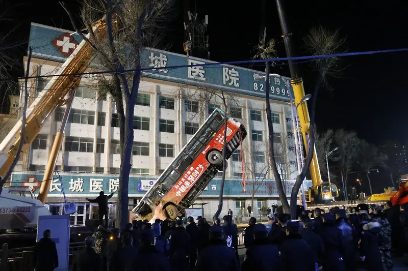 Дупка погълна автобус в Китай, шест жертви (ВИДЕО)