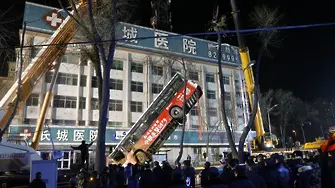 Дупка погълна автобус в Китай, шест жертви (ВИДЕО)