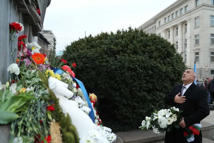 Борисов и министри на Паметника на Левски: Не може към бесилото да е празник