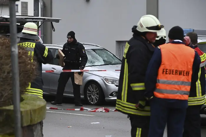 Кола се вряза в карнавално шествие в Германия, поне 30 са ранени (ОБНОВЕНА)