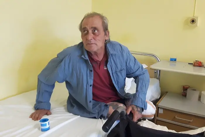 Бездомник живее от месец в болница. Търси се социален дом
