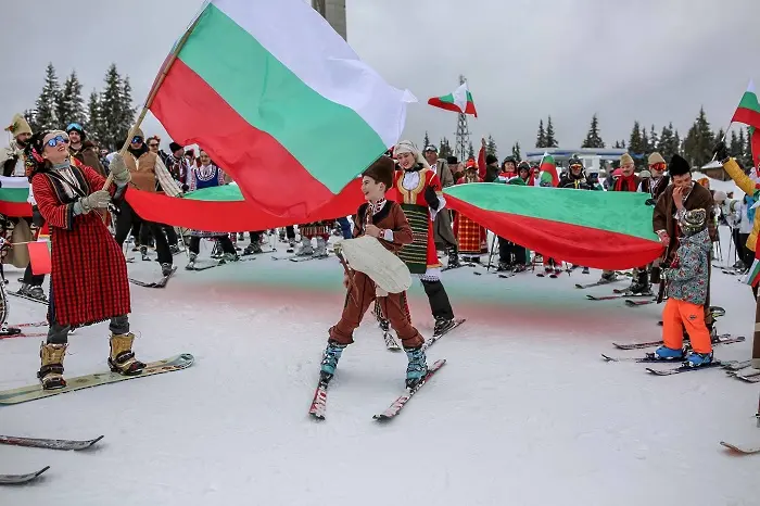 Масово спускане с носии и хорà върху ски за 3 март в Пампорово