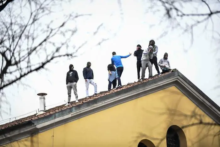 Шестима умират в затворнически бунтове в Италия (ВИДЕО)