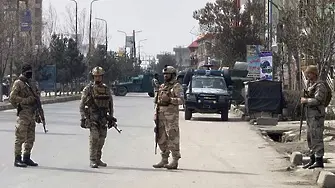 Афганистанският премиер оцеля в атентат, 27 души загинаха