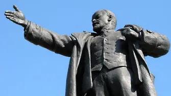 Издигат първата статуя на Владимир Ленин в Западна Германия
