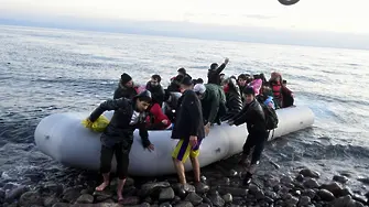 Дете се удави, след като лодка с бежанци се обърна в морето