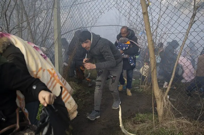 Сълзотворен газ срещу мигранти в Гърция, Турция потвърди: отваря границите (ВИДЕО)