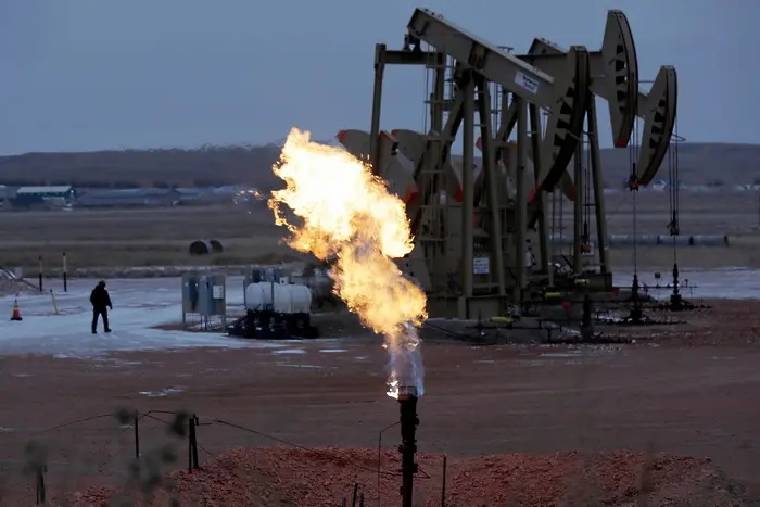 Цената на петрола продължава да играе по нестабилна крива