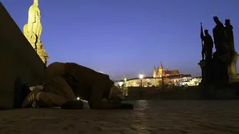 Прага отвори хотелите си за бездомници