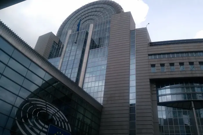 ЕП дава на съд Еврокомисията заради визите за българи за САЩ