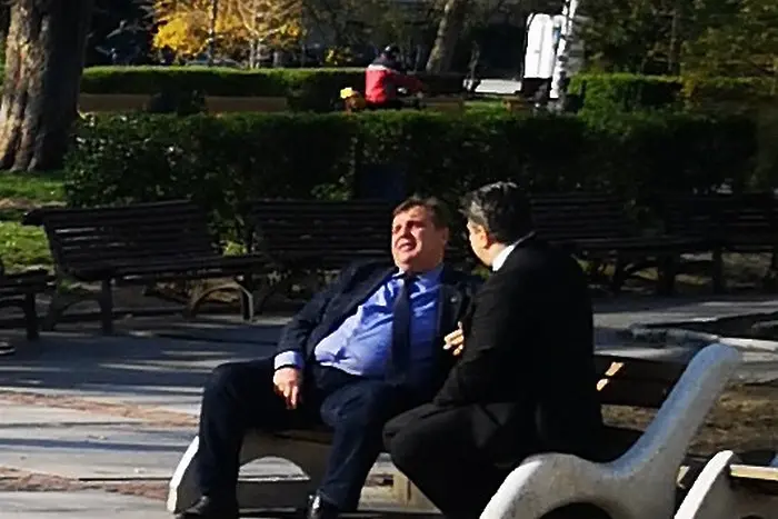 Къде е седнал Каракачанов? На пейка в градинката въпреки забраната? Или на плочките?