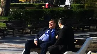 Къде е седнал Каракачанов? На пейка в градинката въпреки забраната? Или на плочките?