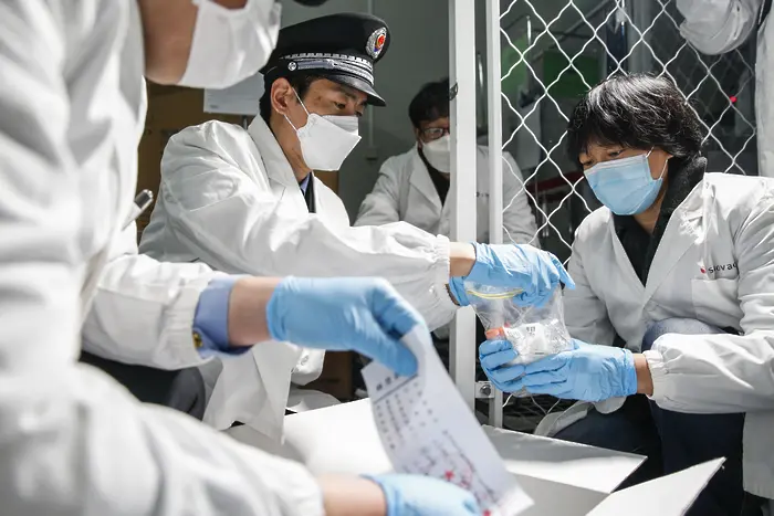 Китай пробва две ваксини върху хора. Сочи Русия като износителка на вируси