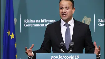 Ирландският премиер дава смени като лекар