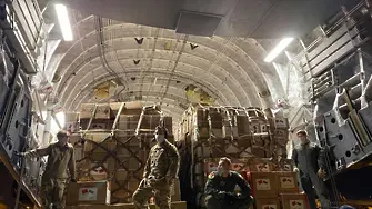 Първите над 560 000 маски от Китай бяха докарани със самолет на НАТО