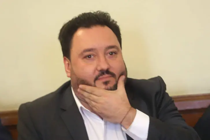 Бившият шеф на БНР сам гласувал оставката си и обезщетение от 30 хил. лв.
