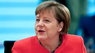 Изпращат Меркел с пънк, шлагер и църковен химн