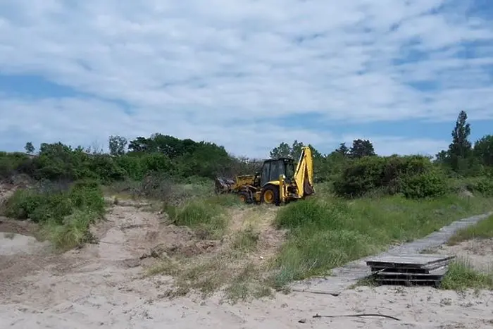 Стопанинът на плажа в Ахтопол лично разкопа дюните с багер