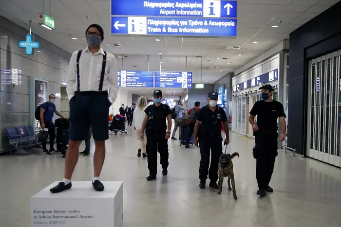 Задължителен отрицателен тест и за пристигащите със самолет в Гърция