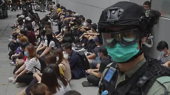 В Хонконг духат ветровете на промяната