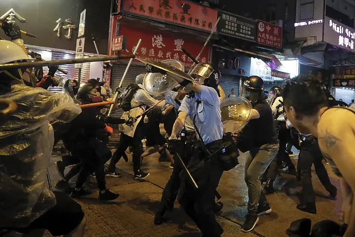 Полицията в Хонконг арестува 53-ма демонстранти