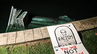 Протестираща Америка събаря паметници на откривателя си
