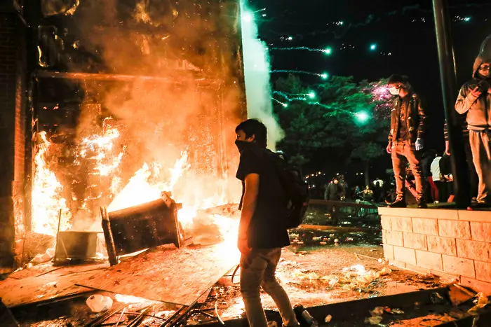 Протестиращи подпалиха полицейско управление в Минеаполис