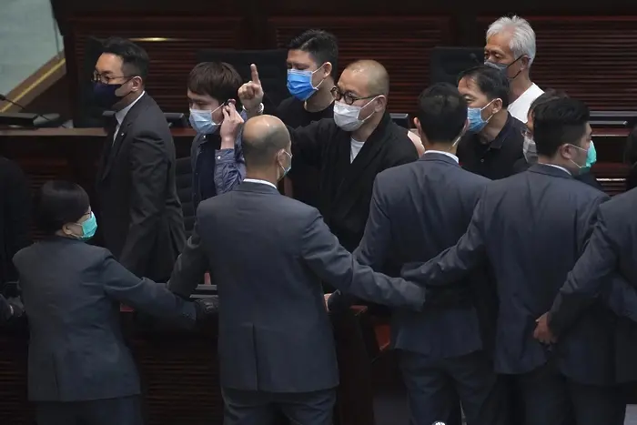 Четирима продемократични депутати отстранени от парламента на Хонконг