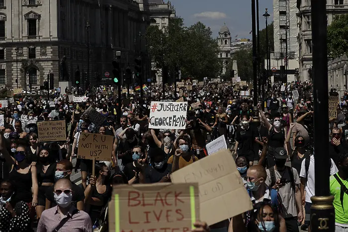 Стотици протестираха в Лондон и Берлин заради убийството на чернокож от американски полицай