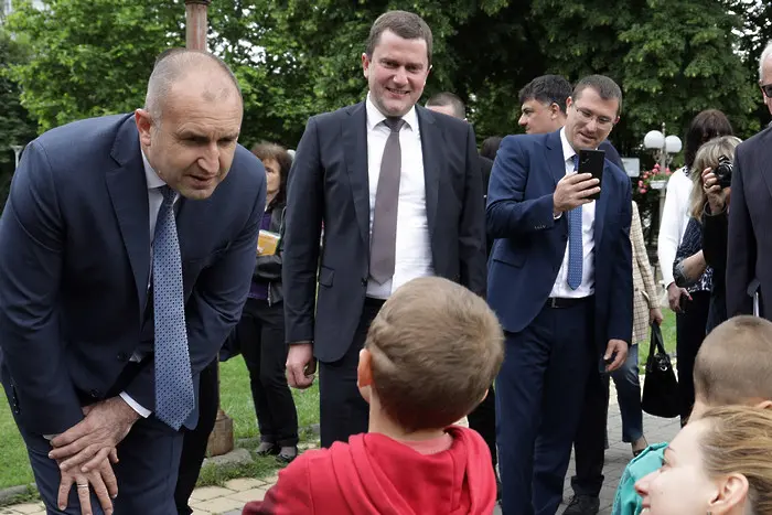 Президентът: НСО охранява отвън, Борисов да внимава за гостите си