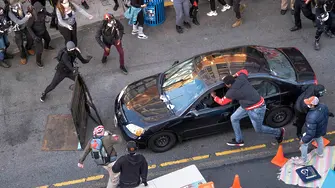 Мъж се вряза с кола в демонстрация, простреля протестиращ (ВИДЕО)