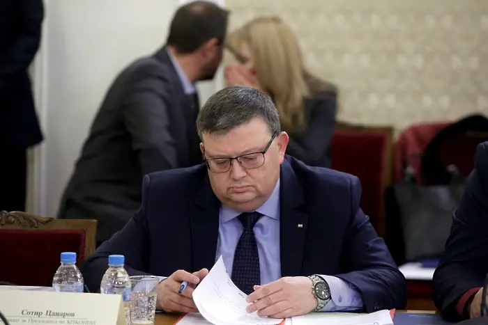 Цацаров съди премиера Петков за 15 000 лв. - увредил го