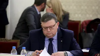 Цацаров съди премиера Петков за 15 000 лв. - увредил го