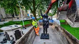 В Англия махнаха статуя на чернокожа демонстрантка