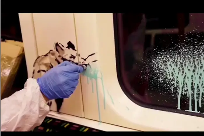 Банкси се включи в дебатите за маските - с плъхове в лондонското метро (ВИДЕО)