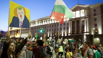 12-и ден протести: Пеевски, ще си вземем страната от теб! (СНИМКИ, ВИДЕО)