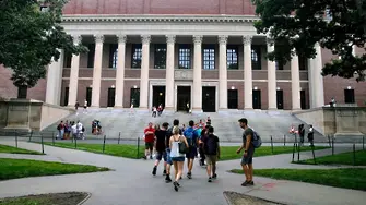 Харвард и МТИ съдят администрацията на Тръмп заради онлайн обучението