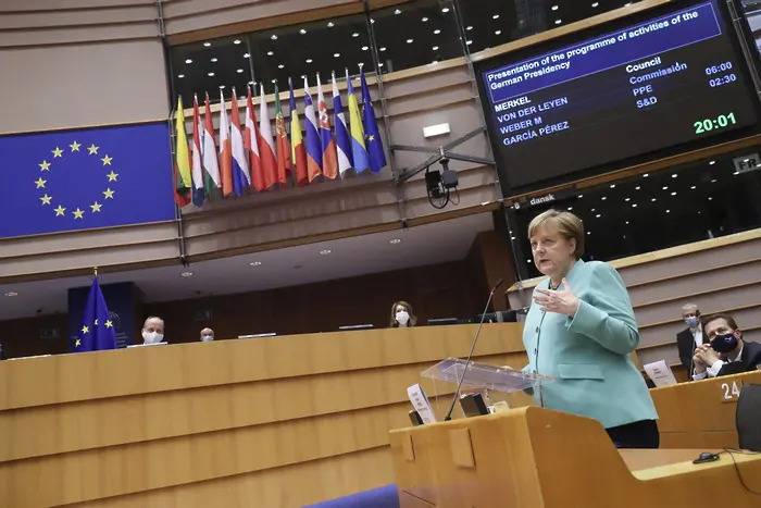 Меркел иска подкрепа на френско-германския спасителен план за € 500 млрд.
