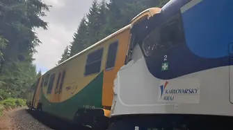 Двама загинали, 30 ранени при челен сблъсък на влакове в Чехия (СНИМКИ)