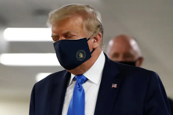 За първи път: Тръмп сложи маска