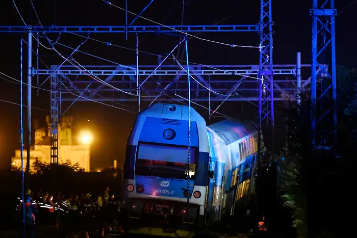 Един загинал и 35 ранени при влакова катастрофа близо до Прага