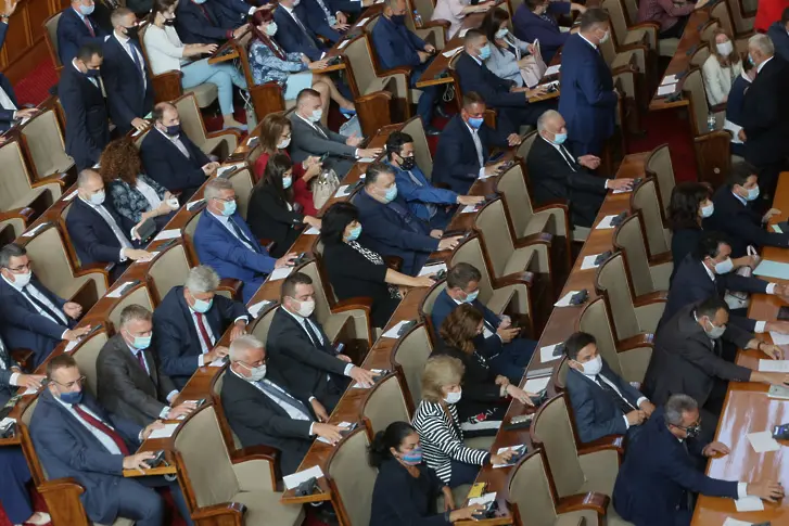 Вотът не мина, 124 депутати подкрепиха правителството